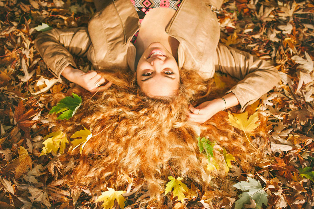 Séance Anna Parc Floral, photo couchée dans les feuilles